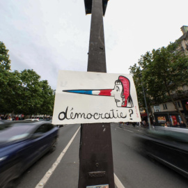 Un cartel protesta en una de las principales avenidas de París, Francia.-EFE/EPA/MOHAMMED BADRA