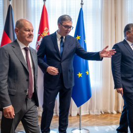 El canciller alemán Olaf Scholz (i) y el Presidente de Serbia Aleksandar Vucic (c) durante una reunión conjunta.- Europa Press