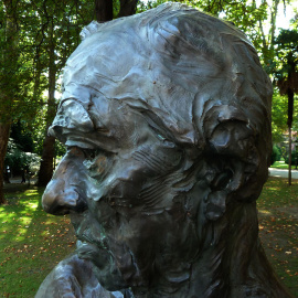  Busto de Sabino Fernández Campos en Oviedo. Fotografía de Víctor Ochoa. <https://creativecommons.org/licenses/by/2.0>, via Wikimedia Commons