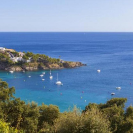 Vista de la bahía de Roses.