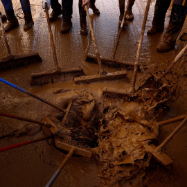 Un grupo de voluntarios retira el logo provocado por las riadas de la DANA, en el pueblo valenciano de Sedavi. REUTERS/Susana Vera