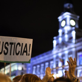 Una pancarta reclama justicia para las mujeres durante una manifestación en Madrid. / AFP.