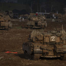  Tanques israelíes se reúnen en la frontera de Israel con Líbano.Europa Press