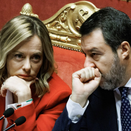  La primera ministra italiana, Giorgia Meloni, escucha a su adjunto, el ministro de Infraestructura y Transporte, Matteo Salvini, durante una sesión del Senado italiano. Roberto Monaldo / Europa Press.