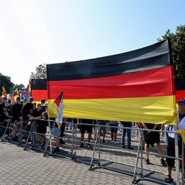 Una pancarta con los colores de la bandera alemana en el cierre de campaña del partido de ultraderecha AfD en las elecciones del 'lander' de Turingia, en Erfurt. REUTERS/Karina Hessland