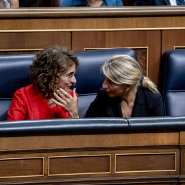 La vicepresidenta primera y ministra de Hacienda, María Jesús Montero (i) y la vicepresidente segunda y ministra de Trabajo, Yolanda Díaz (d), durante una sesión plenaria en el Congreso de los Diputados. EUROPA PRESS/A. Pérez Meca