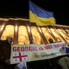 Manifestación frente al Parlamento georgiano para protestar contra el resultado de las elecciones legislativas, que han dado como vencedor al partido en el poder, Sueño Georgiano, en la capital Tiblisi. REUTERS/Irakli Gedenidze