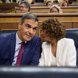 El presidente del Gobierno, Pedro Sánchez y la vicepresidenta primera y ministra de Hacienda, María Jesús Monetero, durante una sesión de control al Gobierno, en el Congreso de los Diputados. EUROPA PRESS/Jesús Hellín