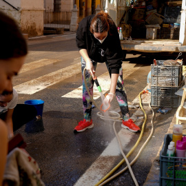  Mujeres limpiando las calles con mangueras en Pedralba, Valencia, Comunidad Valenciana (España). Eduardo Manzana / Europa Press.