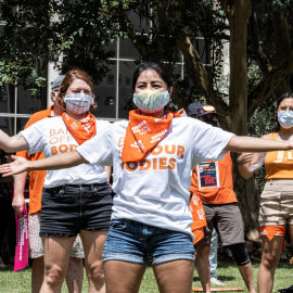  Un grupo de activistas protesta contra la disposición que prohíbe el aborto a partir de las seis semanas de gestación, el pasado 1 de septiembre, frente a una corte federal en Houston, Texas (EE.UU.).- EFE