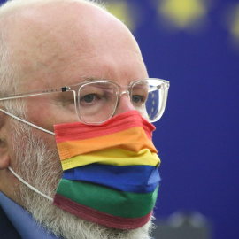 El vicepresidente del europarlamento europeo con una mascarilla proLGTBI. REUTERS