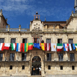 El Ayuntamiento de León durante la celebración del día de Europa.- EP