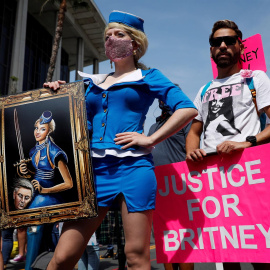  Los defensores de Britney Spears asisten a una manifestación frente al Palacio de Justicia de Stanley Mosk en Los Ángeles, California, EEUU, 29 de septiembre de 2021. La jueza de Los Ángeles Brenda Penny destituyó temporalmente al padre de Britney Sp