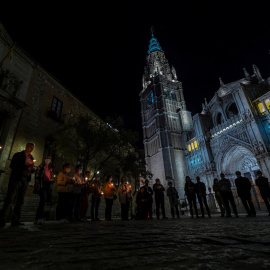  Un grupo de feligreses se reúne hoy domingo frente a la Catedral Primada de Toledo para rezar el rosario en un acto de reparación por la publicación de un vídeo musical de C. Tangana y Nathy Peluso en el interior del templo. EFE/ Ángeles Visdómine