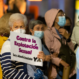  Una mujer sostiene una pancarta que protesta "contra la explotación sexual" en una manifestación por la abolición de la prostitución, en la plaza Fuente Dorada, a 17 de octubre de 2021, en Valladolid, Castilla y León, (España).- EUROPA PRESS