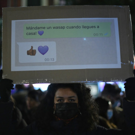  Una mujer sostiene una pancarta en una concentración contra la violencia machista convocada por la Asamblea 8M Lavapiés, en Lavapiés, a 25 de noviembre de 2021, en Madrid, (España).- Fernando Sánchez / Europa Press