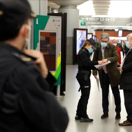 Controles de la Policía Nacional en la estación de Atocha de Madrid, este jueves. / EFE / EMILIO NARANJO