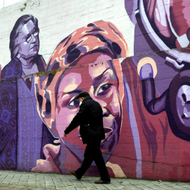 Un hombre pasa por el mural feminista en el polideportivo municipal de la Concepción en el distrito de Ciudad Lineal, en Madrid. E.P./Óscar Cañas