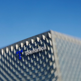 El logo de Telefónica, en su sede corporativa en la zona norte de Madrid. REUTERS/Susana Vera