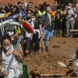  Cientos de voluntarios llevan agua y herramientas a los pueblos afectados por la DANA. Rober Solsona / Europa Press