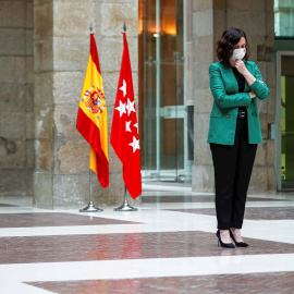 Fotografía de febrero de 2021 de la presidenta de la Comunidad de Madrid, Isabel Díaz Ayuso, en el patrio de la sede de la presidencia del gobierno regional, en la Puerta del Sol.. EFE/ Emilio Naranjo