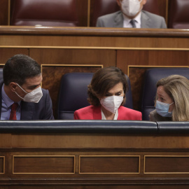  El presidente del Gobierno, Pedro Sánchez; la ya exvicepresidenta del Gobierno, Carmen Calvo; y la nueva vicepresidenta primera, Nadia Calviño- Imagen de archivo.- EUROPA PRESS