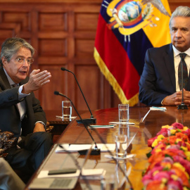 El presidente electo de Ecuador, Guillermo Lasso (i), habla junto al actual mandatario, Lenín Moreno (d), durante una reunión en el Palacio de Gobierno, en Quito (Ecuador). Moreno y su sucesor, Guillermo Lasso, inician este lunes la transición de Gobie