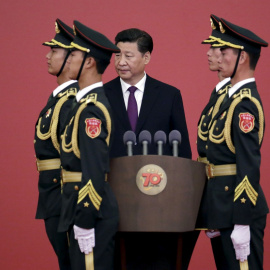 El presidente de China, Xi Jinping, junto a soldados de la guardia de honor en una ceremonia de entrega de medallas en el 70 aniversario de la Victoria de la Guerra de Resistencia del Pueblo Chino contra la Agresión Japonesa, en la Segunda Guerra Mundial