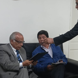 Fotografía cedida por la Oficina de Administración de Justicia que muestra al destituido presidente peruano Pedro Castillo junto a su ex primer ministro Aníbal Torres, mientras permanece detenido- EFE