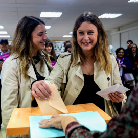  La candidata de Podemos-IU-AV a la Comunidad de Madrid, Alejandra Jacinto (d) vota junto a la ministra de Igualdad, Irene Montero (i) en el colegio electoral de Montserrat en Madrid durante las elecciones municipales y autonómicas. EFE/Daniel González