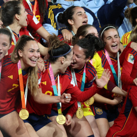 Las jugadoras de la selección española de fútbol femenino tras recibir sus medallas y el trofeo de campeonas del mundo, en Sídney. REUTERS/Asanka Brendon Ratnayake