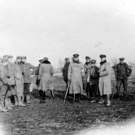  Soldados británicos y alemanes se encuentran en tierra de nadie durante la tregua de Navidad de la Primera Guerra Mundial, en 1914.