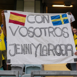  Aficionados muestran una pancarta de apoyo a Jennifer Hermoso y a la selección este viernes, previo al partido de la Liga de las Naciones, entre Suecia y España, en Gotemburgo. EFE/ Juan Carlos Cárdenas