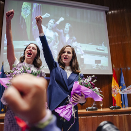  La hasta ahora ministra de Igualdad, Irene Montero (i), y la hasta ahora ministra de Derechos Sociales y Agenda 2030, Ione Belarra (d), el pasado 21 de noviembre de 2023, en Madrid. / EUROPA PRESS - Mateo Lanzuela