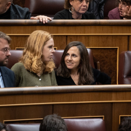  La ex secretaria de Estado para la Agenda 2030, Lilith Verstrynge (2i) y la secretaria general de Podemos, Ione Belarra (1d),  en el Congreso de los Diputados, a 28 de noviembre de 2023.- Europa Press