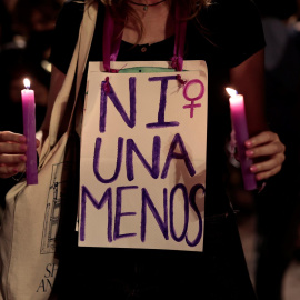  Detalle de una pancarta durante la concentración convocada para este viernes a las 22:00 horas en la Plaza del Ayuntamiento de València por la Coordinadora Feminista tras el repunte de asesinatos machistas y el hallazgo del cuerpo de la pequeña Olivia