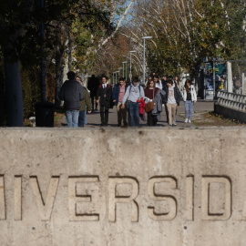 Varios estudiantes universitarios pasean por la Ciudad Universitaria de Madrid este 15 de diciembre de 2023. Eduardo Parra / Europa Press