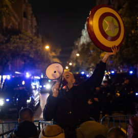  Un hombre con altavoz y escudo durante una concentración en contra de la amnistía, frente a la sede del PSOE en la calle Ferraz, a 8 de noviembre de 2023. Alejandro Martínez Vélez / Europa Press