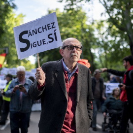  Un hombre durante una manifestación en apoyo a Pedro Sánchez, a 28 de abril de 2024, en Madrid.- EP