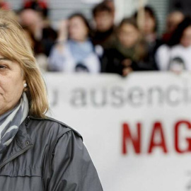  La madre de Nagore Laffage durante la concentración celebrada en Pamplona en 2009. (EFE)