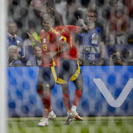 Nico Williams celebra con Lamine Yamal el gol marcado ante la selección inglesa. EFE /Alberto Estévez