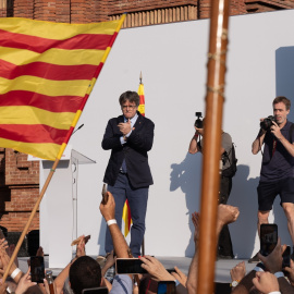  El expresidente de la Generalitat de Catalunya Carles Puigdemont aplaude durante un acto de bienvenida, a 8 de agosto de 2024, en Barcelona. - Europa Press