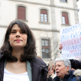 La representante de UP en la Asamblea de Madrid, Isa Serra, rodeada de simpatizantes en su entrada al juicio. / EP