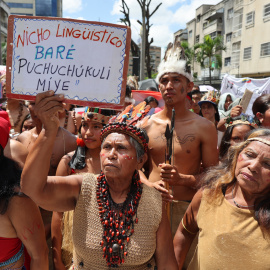 Manifestantes se movilizan por el día 12 de octubre en una marcha por el día de Resistencia Indígena en Caracas, Venezuela.- EFE/ Miguel Gutiérrez