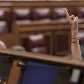 Una diputada indica a sus compareños de grupo el sentido de su voto, en una sesión plenaria del Congreso de los Diputados. E.P./E.Parra/POOL