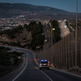 Una patrulla de la Guardia Civil recorre la valla de Melilla. Foto: Ignacio Marín / Fundación porCausa.