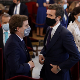  El líder del PP, Pablo Casado (d) conversa con el alcalde de Madrid, José Luis Martínez-Almeida (i) tras la celebración este lunes del acto de apertura del Año Judicial en el Tribunal Supremo en Madrid. EFE/Emilio Naranjo POOL