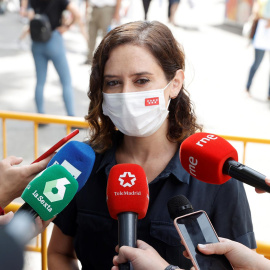  La presidenta de la Comunidad de Madrid, Isabel Díaz Ayuso, hace declaraciones a los medios de comunicación, durante su visita este sábado a la Feria del Libro de Madrid que celebra su 80ª edición en el Paseo de Coches del Retiro. EFE/ Emilio Naranj