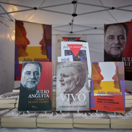  Un puesto de venta con libros de Julio Anguita, en la fiesta del centenario del PCE, a 25 de septiembre de 2021, en Rivas-Vaciamadrid, Madrid (España).- Jesús Hellín/EUROPA PRESS