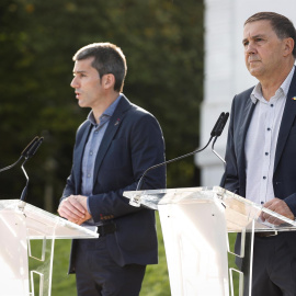  El coordinador general de EH Bildu, Arnaldo Otegi (d), y el secretario general de Sortu, Arkaitz Rodríguez, han hecho pública una declaración "solemne" con motivo del décimo aniversario de la Conferencia de Aiete y del fin de la violencia de ETA.- EF